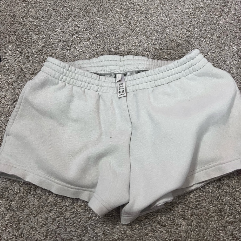 Super super cute skims shorts, XS, light cream.